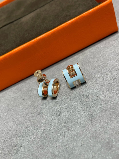 [Amore Jewels]POP H SKY BLUE STUD EARRINGS